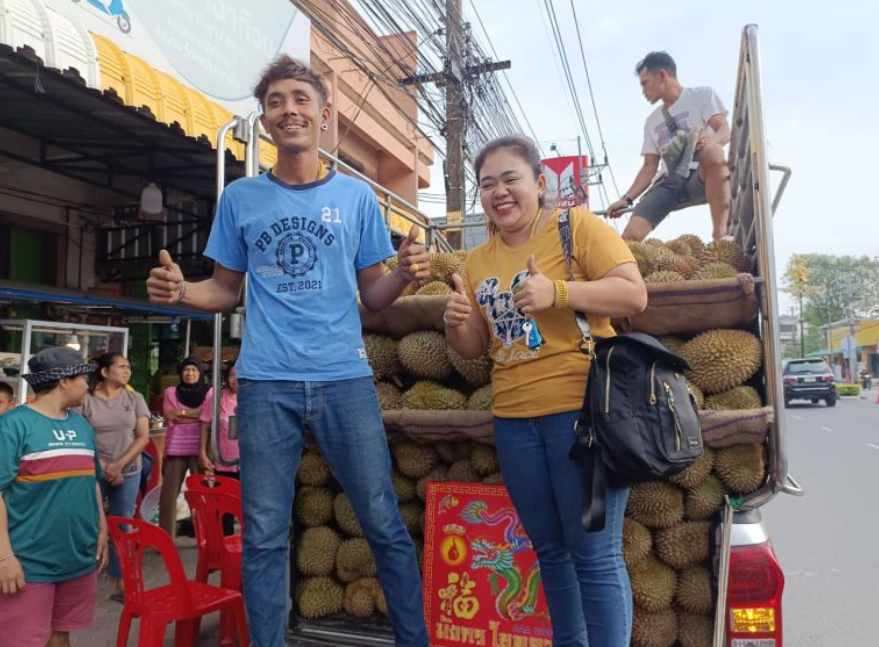 泰国榴莲商人还愿：3吨榴莲免费放送！