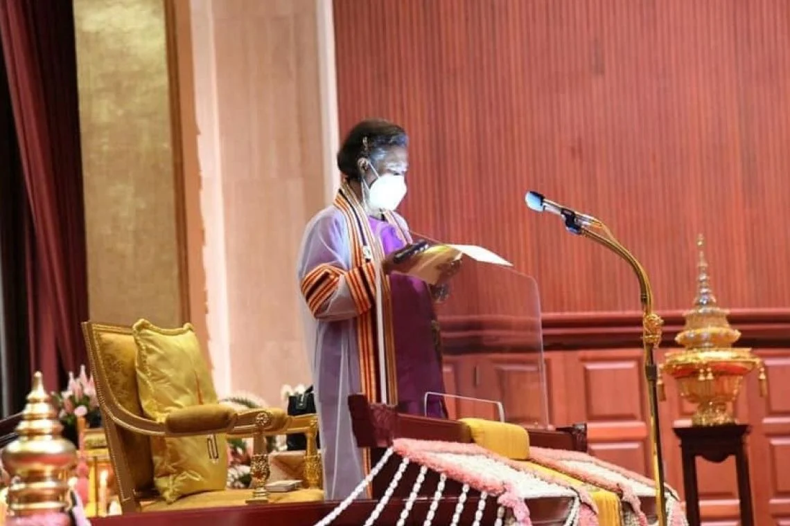 诗琳通公主手持电筒发表学位授予典礼演讲