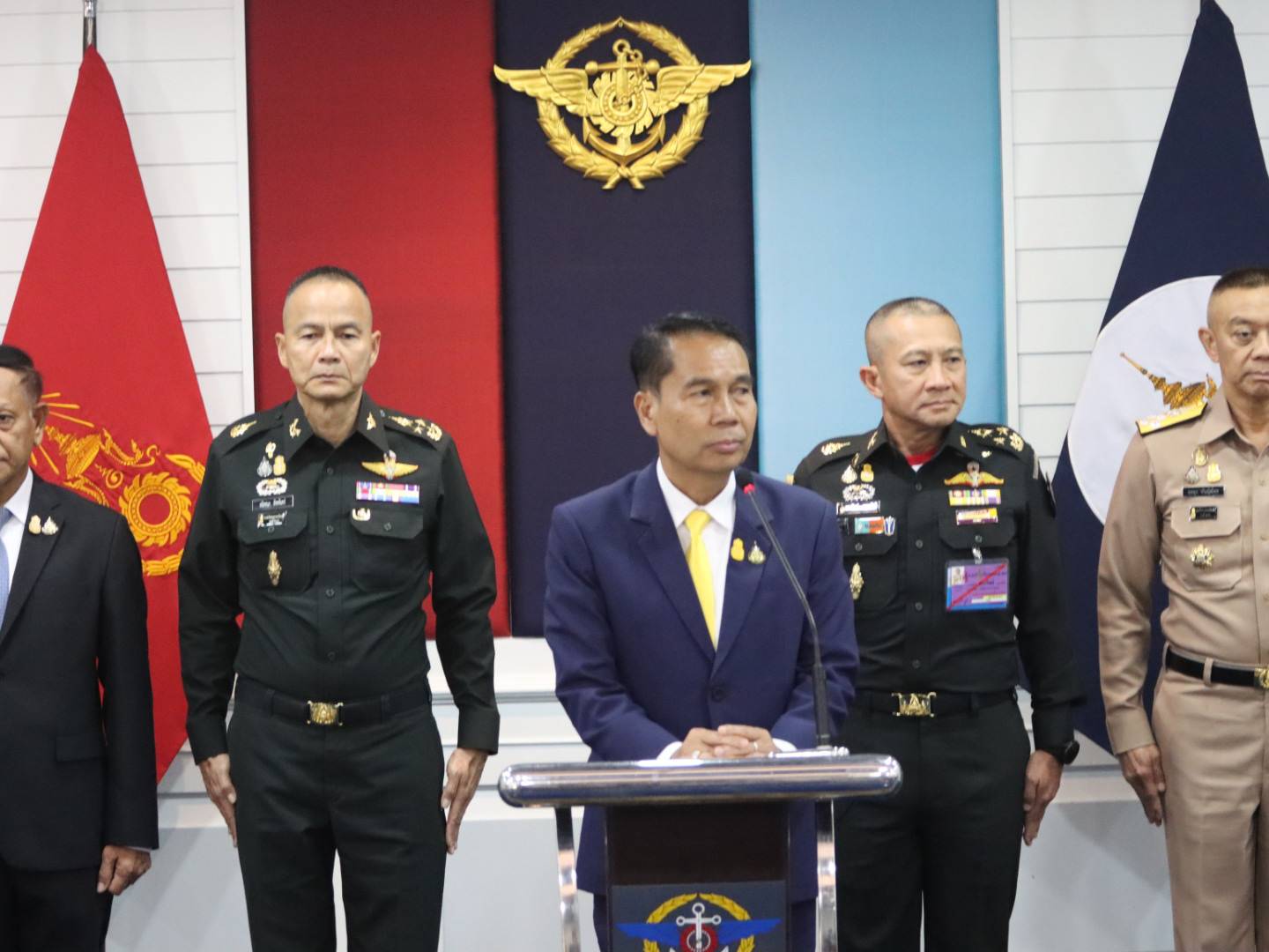 泰国国防部长素廷检阅三军