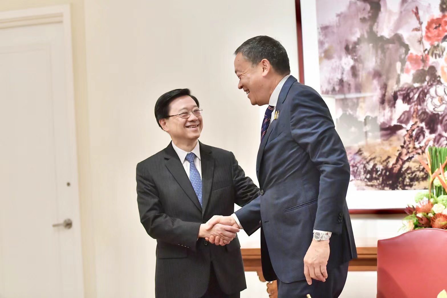 泰国总理与香港特首双边会谈，共同促进投资与旅游业发展