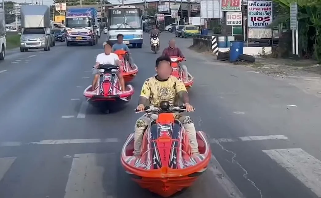 泰国男子用摩托车和摩托艇进行改装，还开上路了……