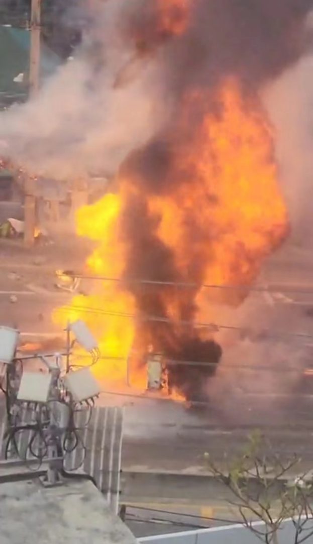 曼谷一运煤气罐卡车侧翻失火，现场传出爆炸声