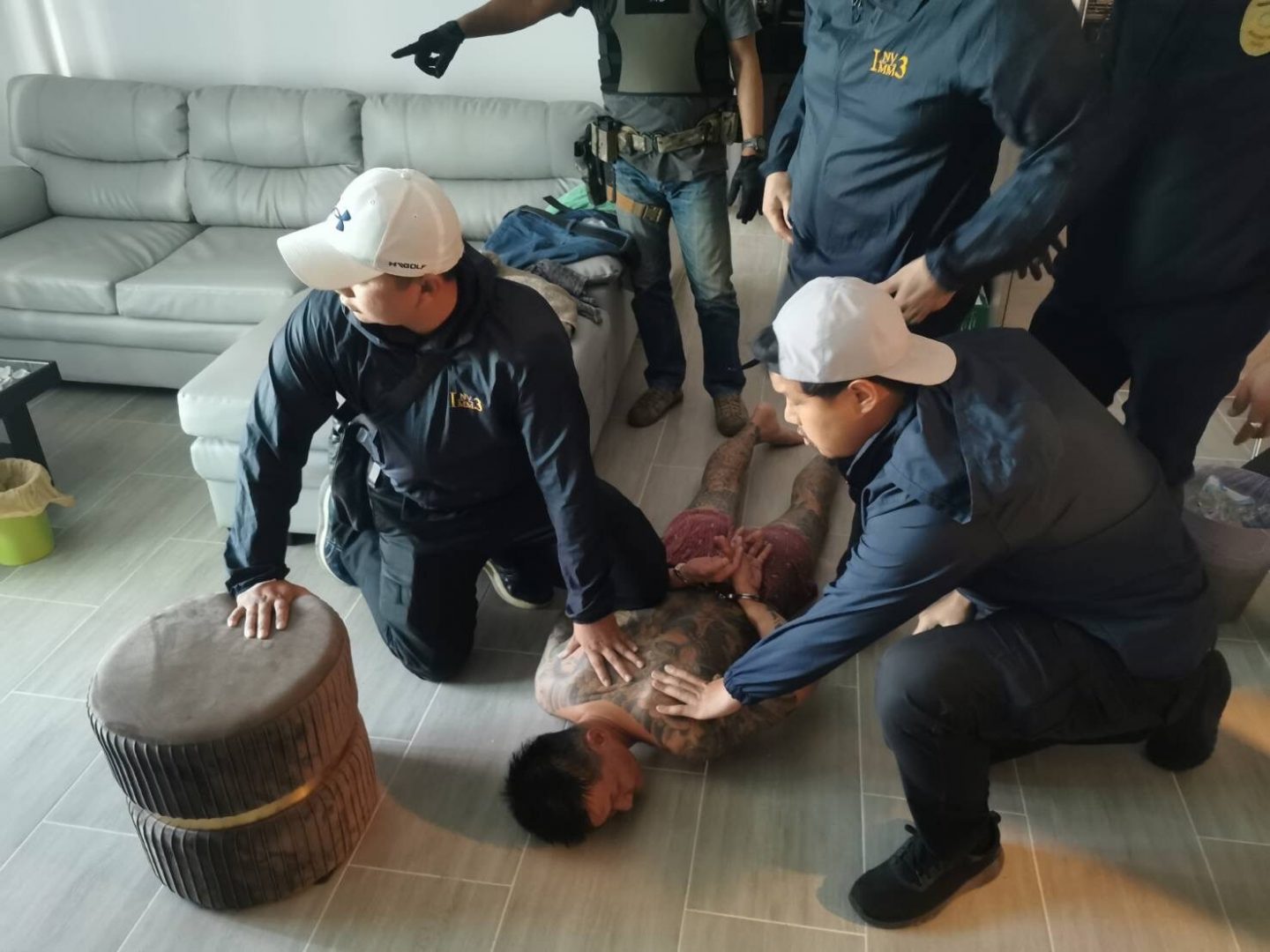 台湾男子在泰公寓内持枪威胁他人吸毒被捕