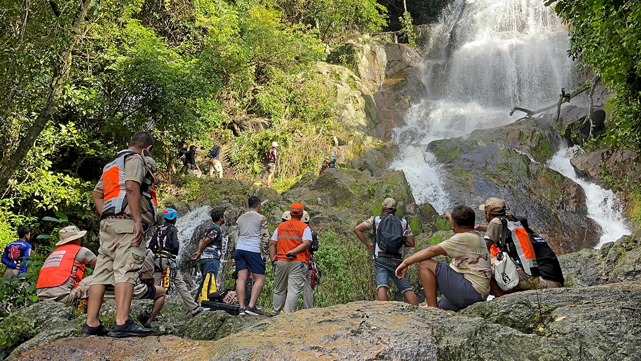 不慎坠落瀑布的在泰法国游客被找到了！
