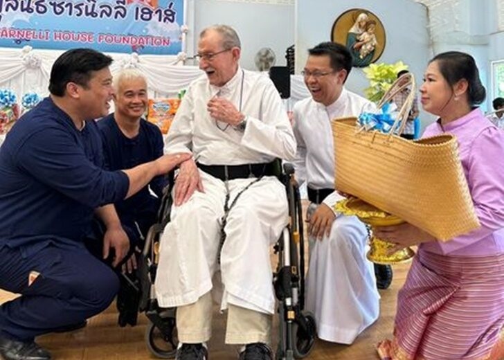 泰国“流亡二王子”探访孤儿院