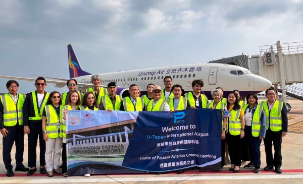 泰国东部乌塔堡机场热情迎接乌鲁木齐航空首航中国游客