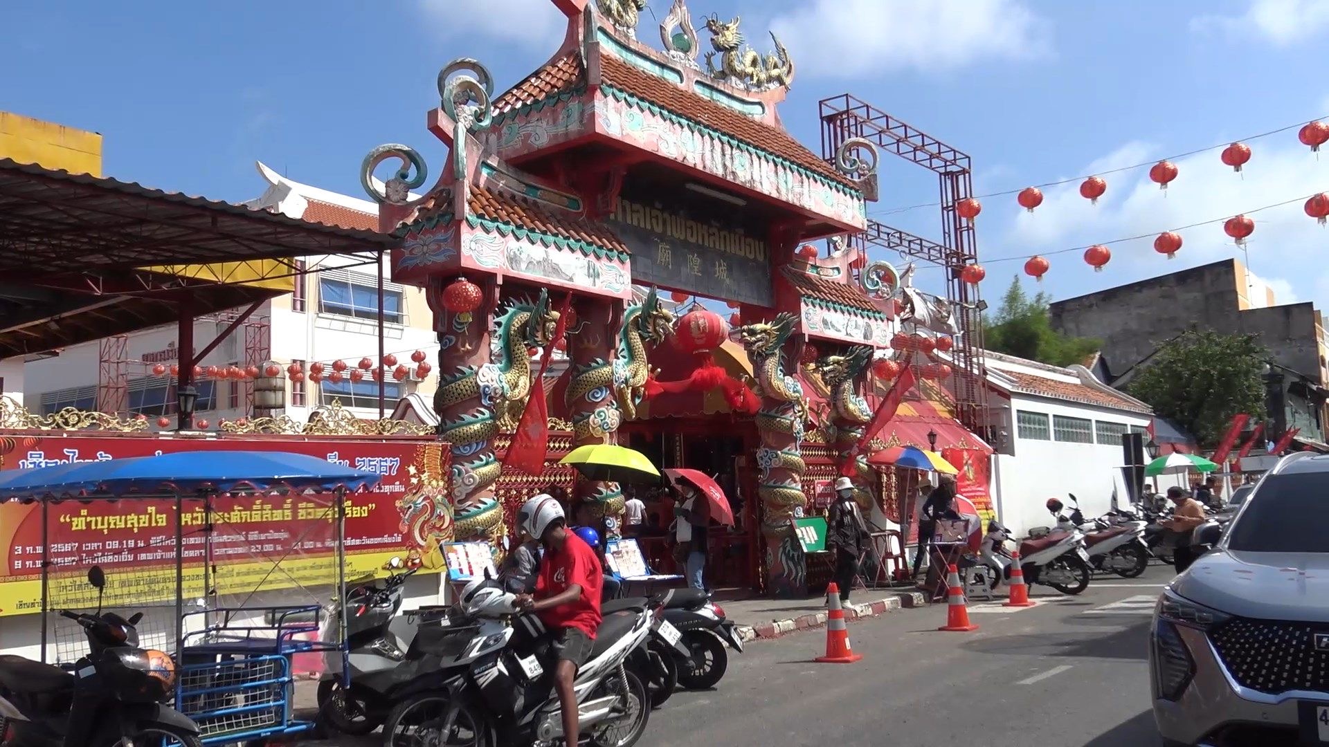 泰南农卡中式传统寺庙吸引大量马来游客纷纷前往祭拜祈福