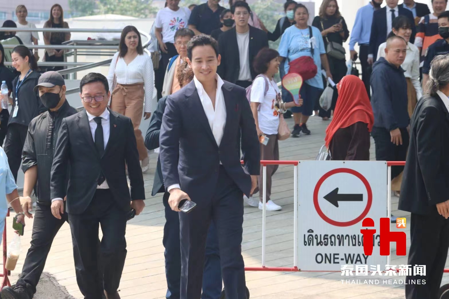 泰国政界名人披塔、塔纳通等因违反集会法被判监禁4个月，缓刑2年