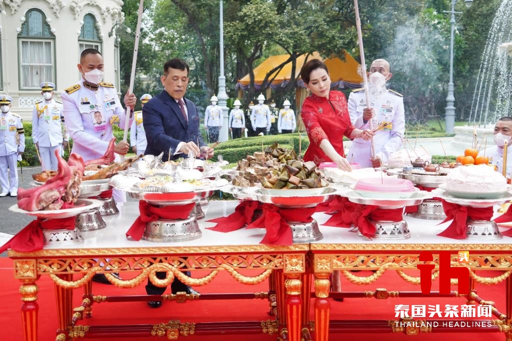 泰国国王王后、诗琳通公主纷纷参加春节活动