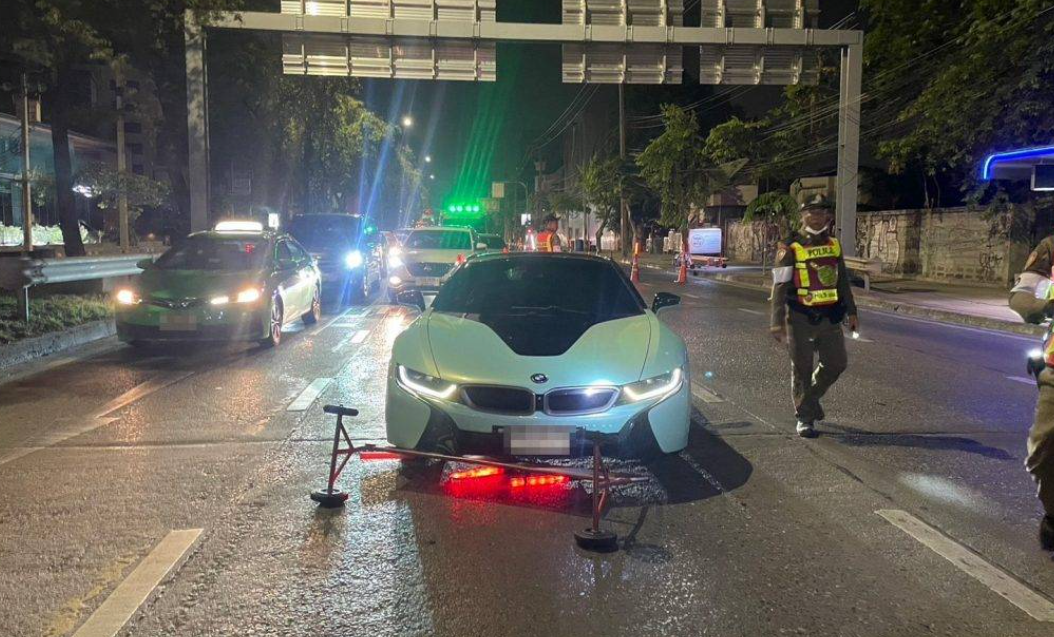 泰国男子酒驾撞上警用屏障，疑为副部长之子