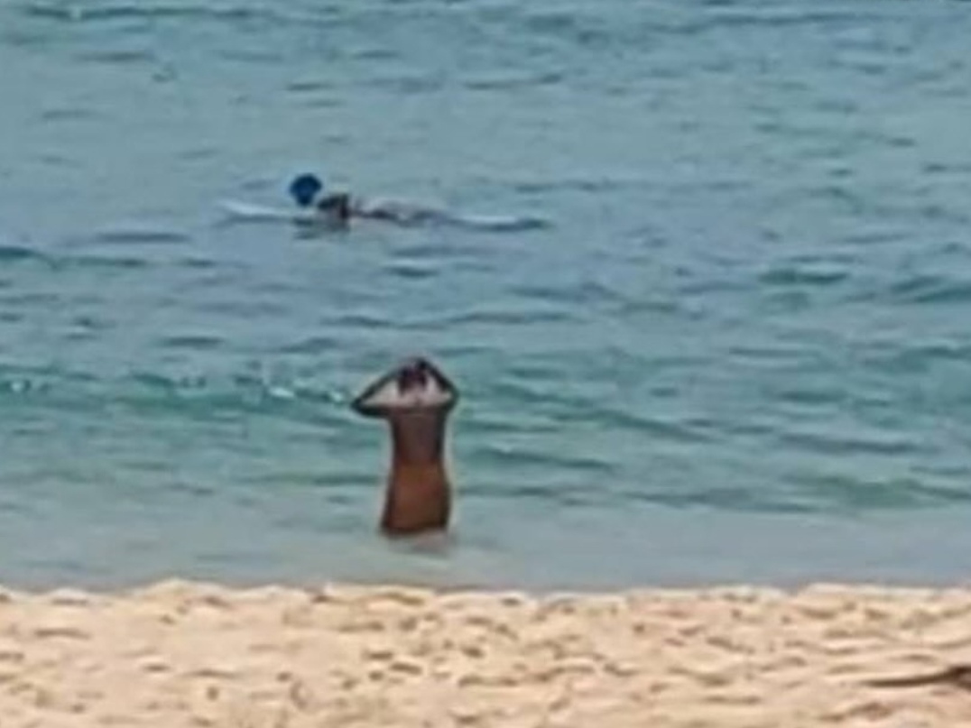 天儿太热！泰国一僧侣脱袍下海游泳