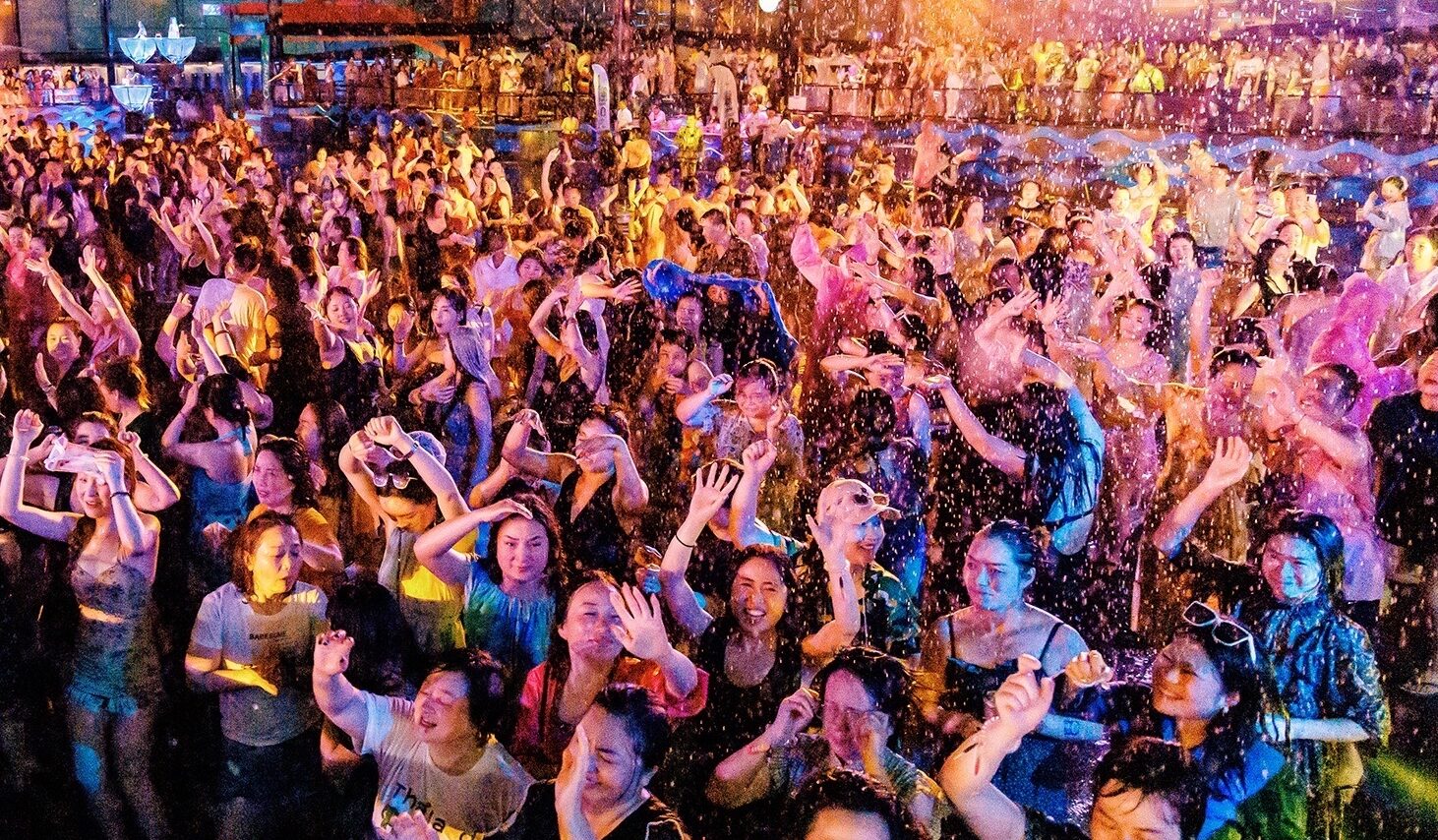 数千名中国游客涌向芭提雅水上乐园体验宋干节活动