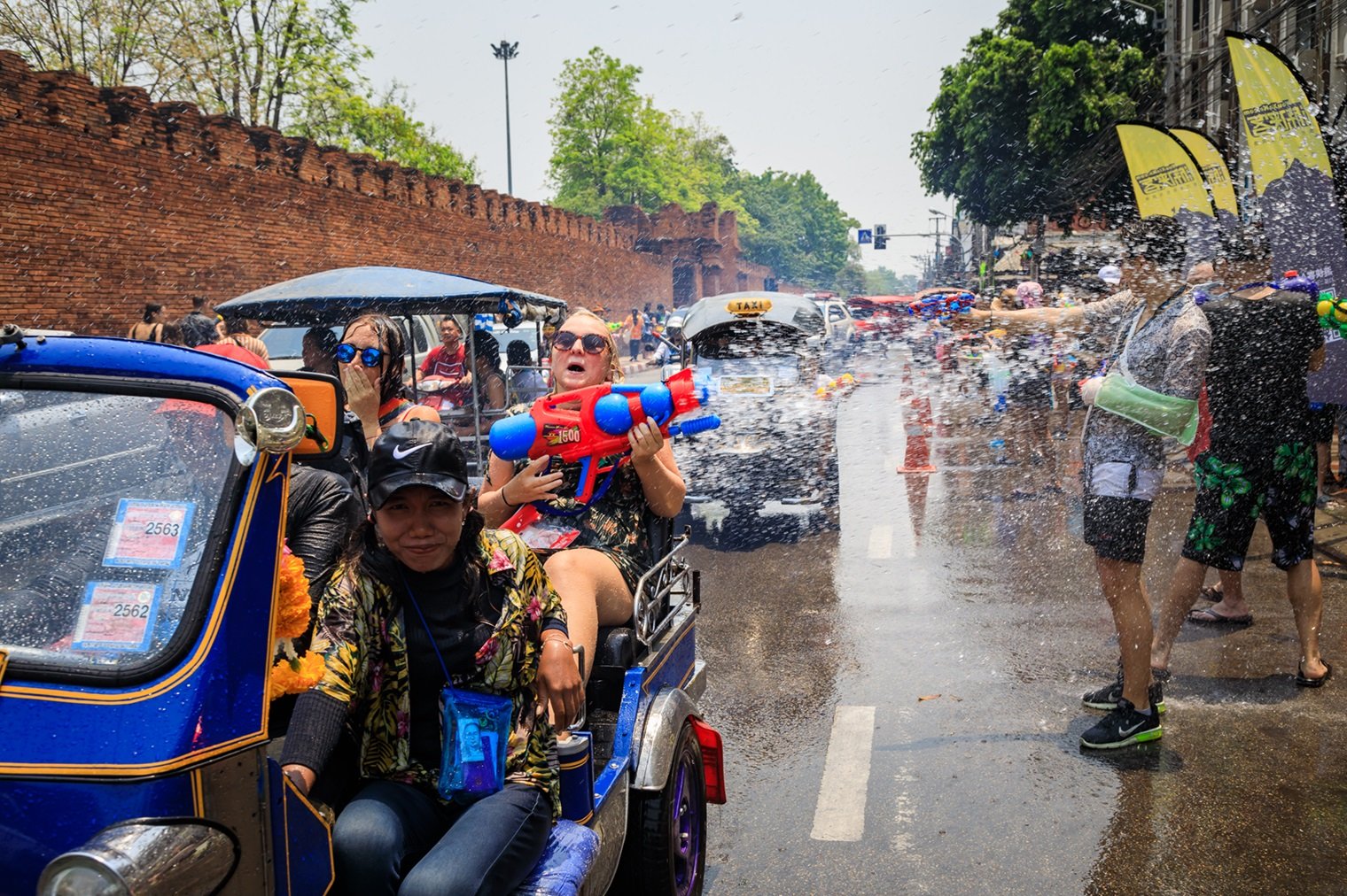 泰国超级泼水节正在进行时，各地区举办盛大活动