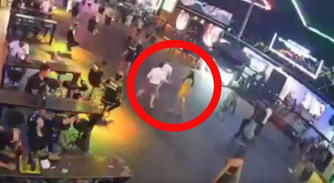 外国男子殴打泰国“人妖”，致其晕倒在地