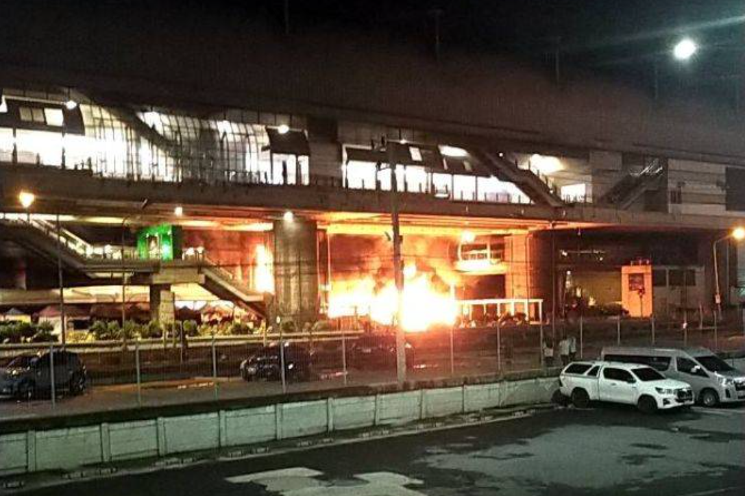 曼谷机场快线站区突发大火，约30家商店受损